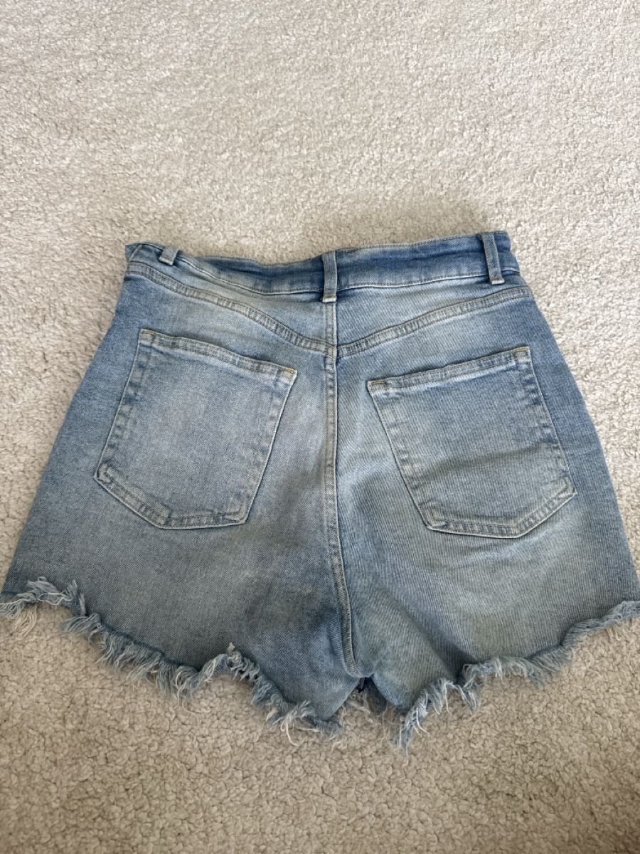 H&M Jeans: Shorts Jeans H&M – Gebraucht aus St. Niklausen LU von car_2562 1