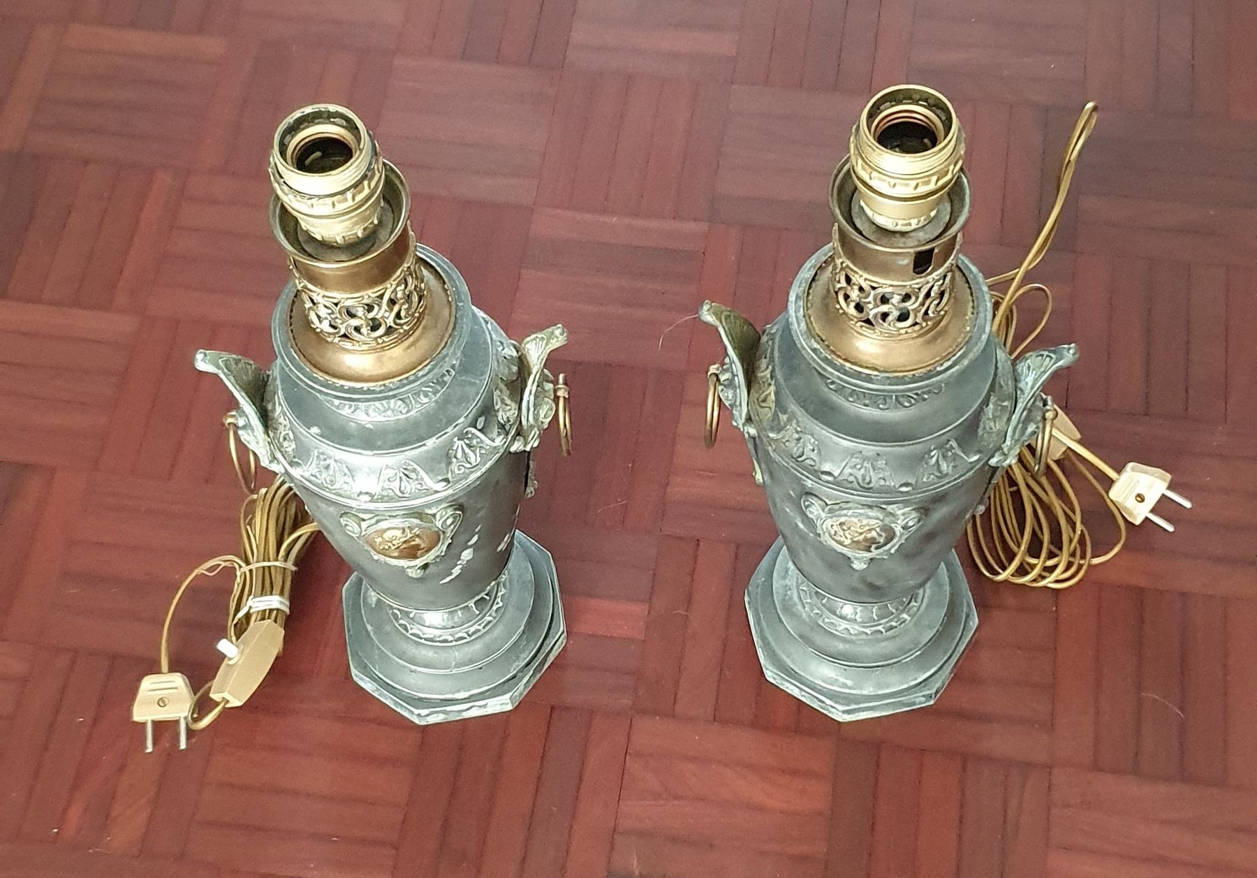 Lampade: Antike Lampen, 2 Stk., mit Lampenschirme – Usato da Kreuzlingen venduto da Rschweiz1