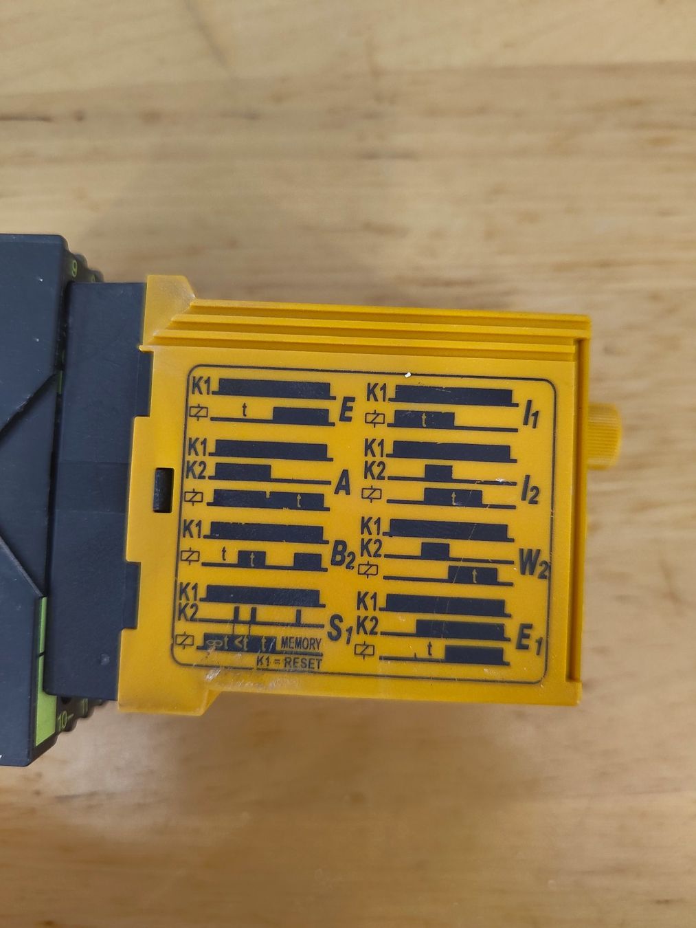 Elektronikbauteile: SELECTRON MFT U21S Zeitrelais mit Sockel – Gebraucht aus Emmenbrücke von BlSi 4