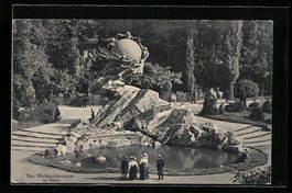 Bern, Passanten vor dem Weltpostdenkmal