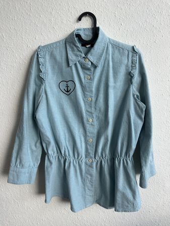 Blaues  Hemd mit Rüschen, Grösse M. Top Zustand!