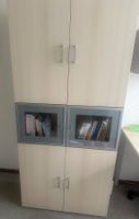 Bibliothèque avec portes
