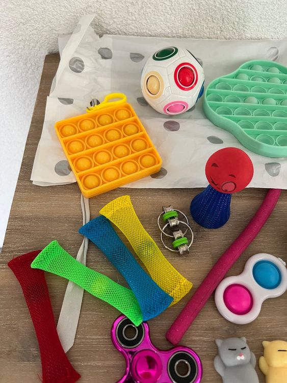 12 Stück Fidget Ring Toys - Zappelspielzeug Gegen Stress Für Kinder & Erwachsene