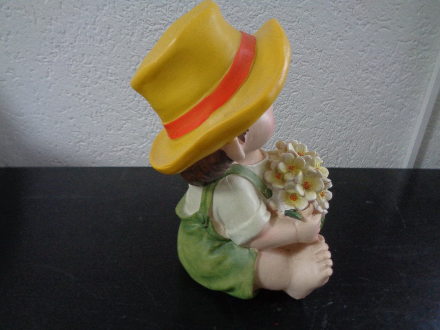 Figuren: Sitzender Blumen Junge (18 cm) – Neu und originalverpackt aus Langenbruck von Gumsi 2