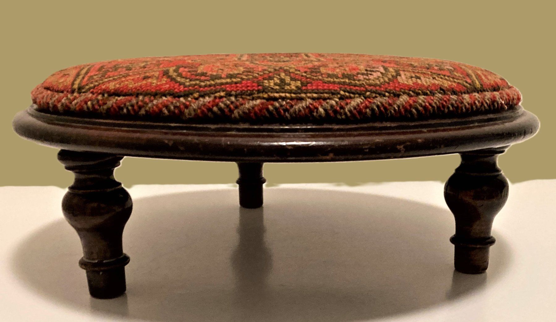 Sgabelli: Möbel Schemel Tabouret Tritthocker Holz braun Stoff Goblin – Usato da Wangen b. Olten venduto da Buntgemischt