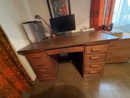 Schreibtisch aus Holz mit Schubladen guter Zustand