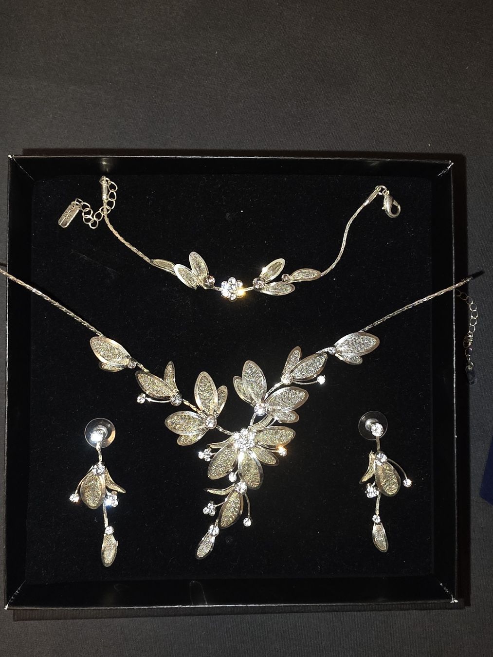 Catenine: Elegantes Schmuckset mit Blätter-Design  – Nuovo e nell'imballaggio originale da Brüttisellen venduto da sah_rk8z