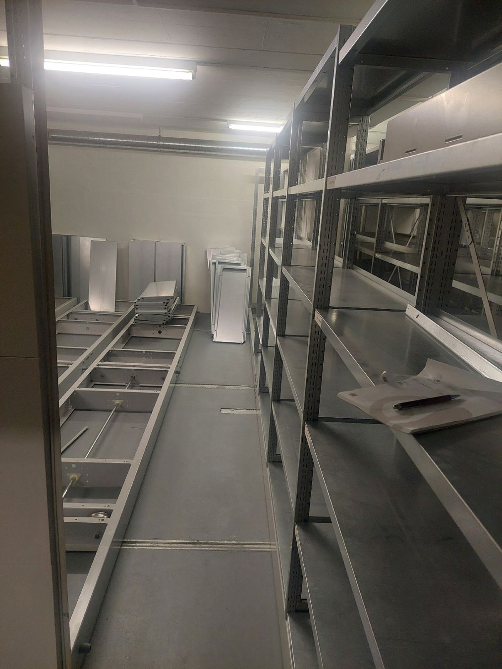 Scaffali: Scaffalatura in metallo, robusta – Usato da Safenwil venduto da Leo.87. 1