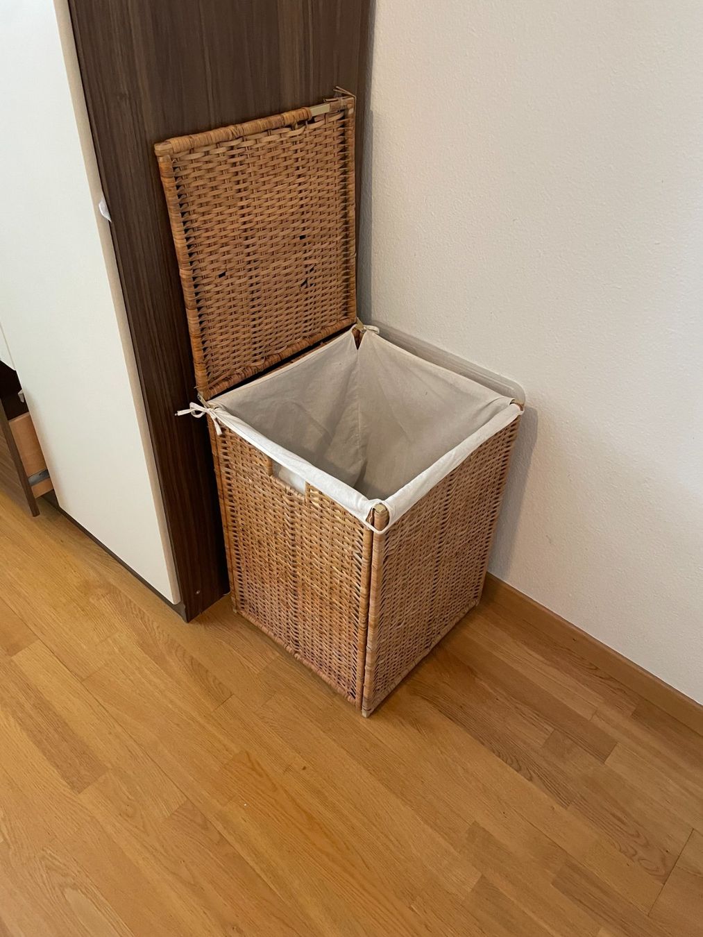Cucce & Letti: Wicker laundry basket with lid and removable fabric liner – Usato da Zürich venduto da carlaferico