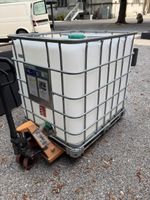 1000l wassertank mit metall gerüst und metall palette