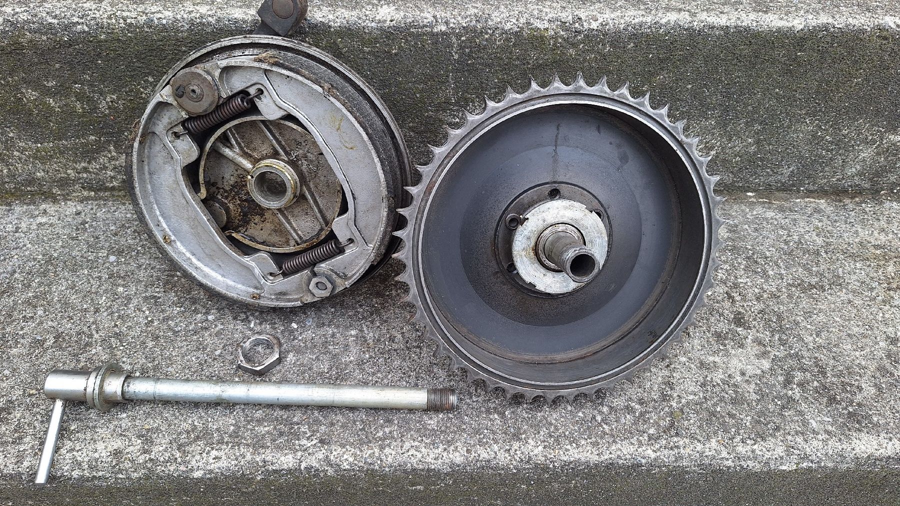 Condor Alle Motorradersatzteile: Universal Condor A 680 Bremstrommel mit Bremsankerplatte. – Gebraucht aus Willisau von standard39 2