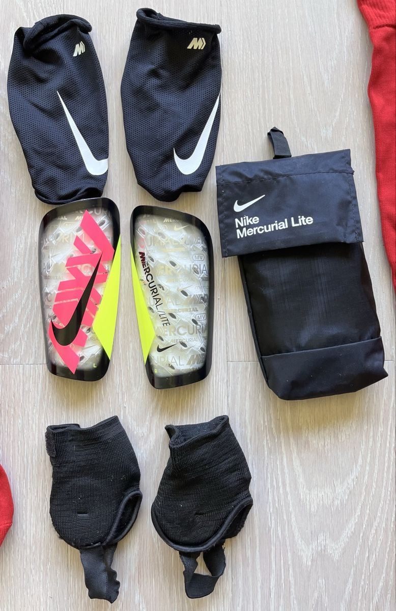 Nike Protezioni & Imbottiture: Fussball Schienbeinschoner & Stulpen Set – Usato da Aarau venduto da Doct8 1