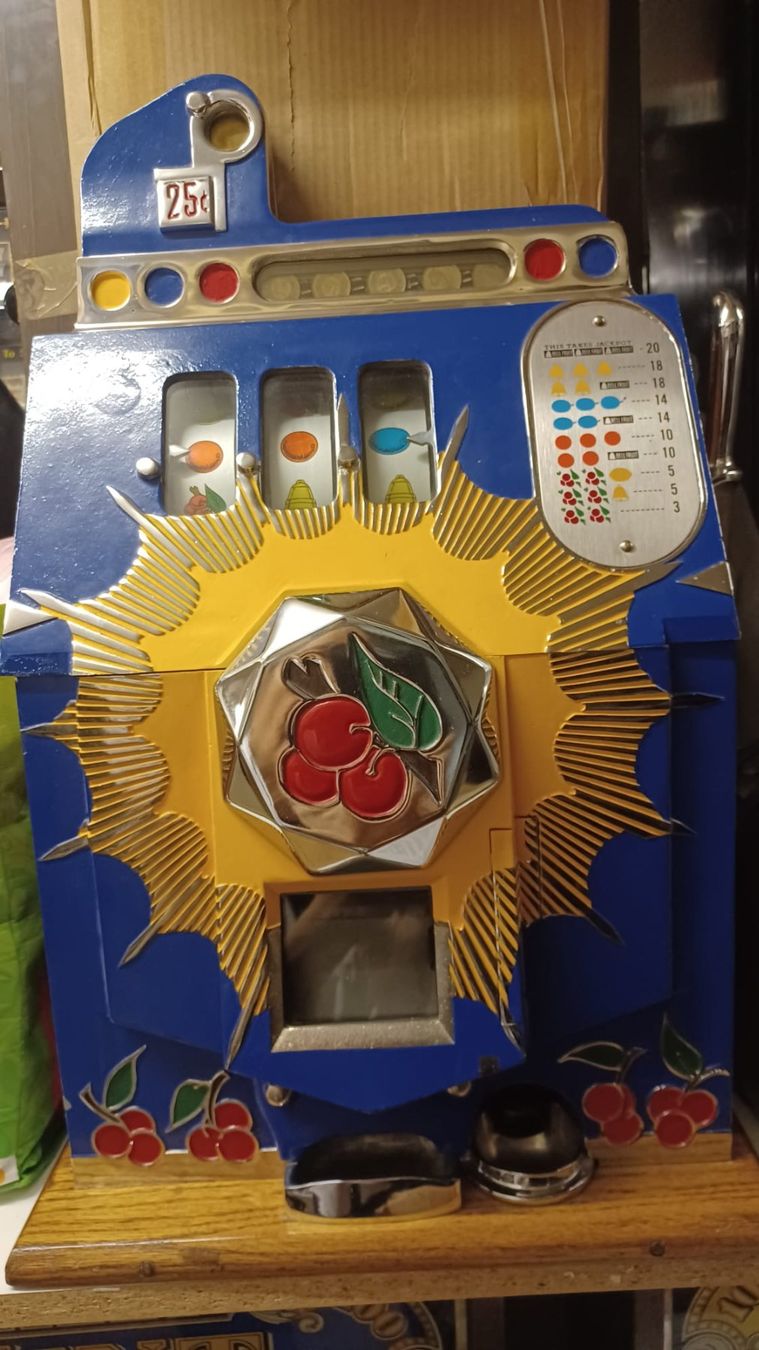 Slot Machine: Slot machine Mills Bursting Cherry 1937 – Usato da Lausanne venduto da Macsou8Am