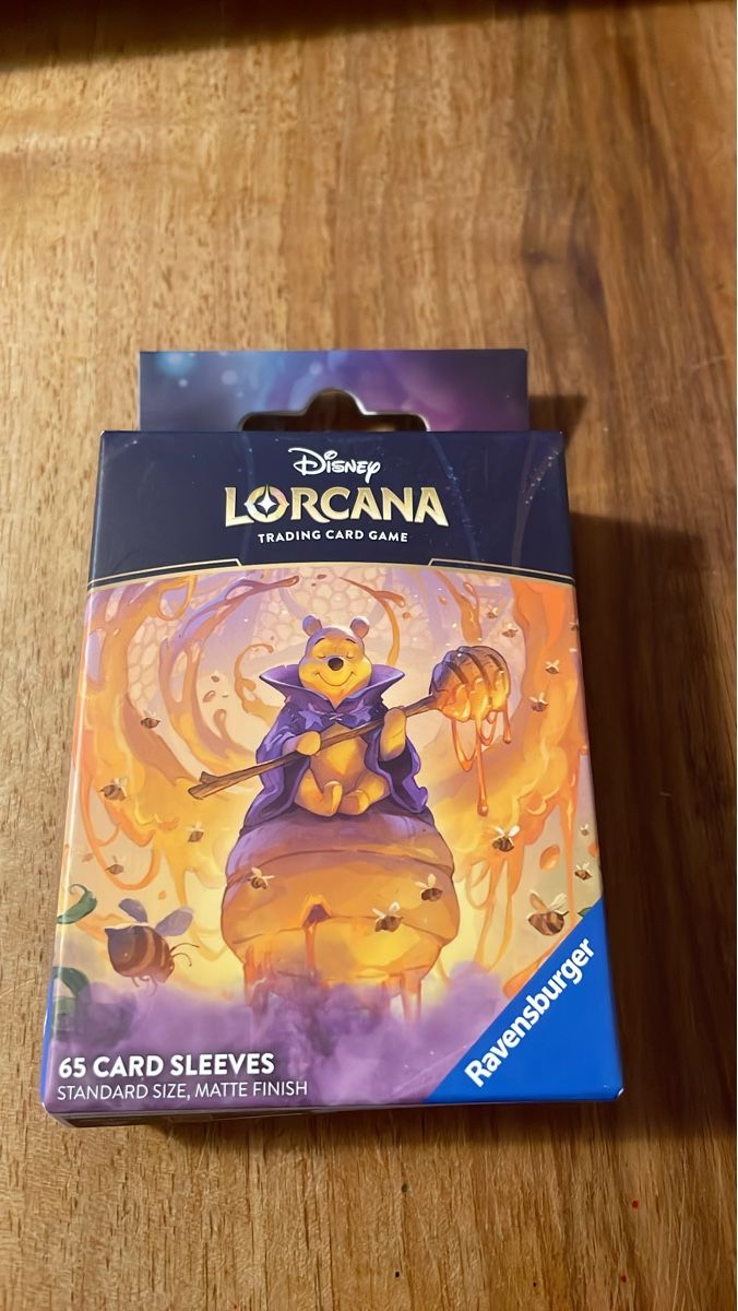 Disney Carte collezionabili: Originalverpackte Disney Lorcana Kartenhüllen Winnie Pooh – Nuovo e nell'imballaggio originale da Therwil venduto da rubininio