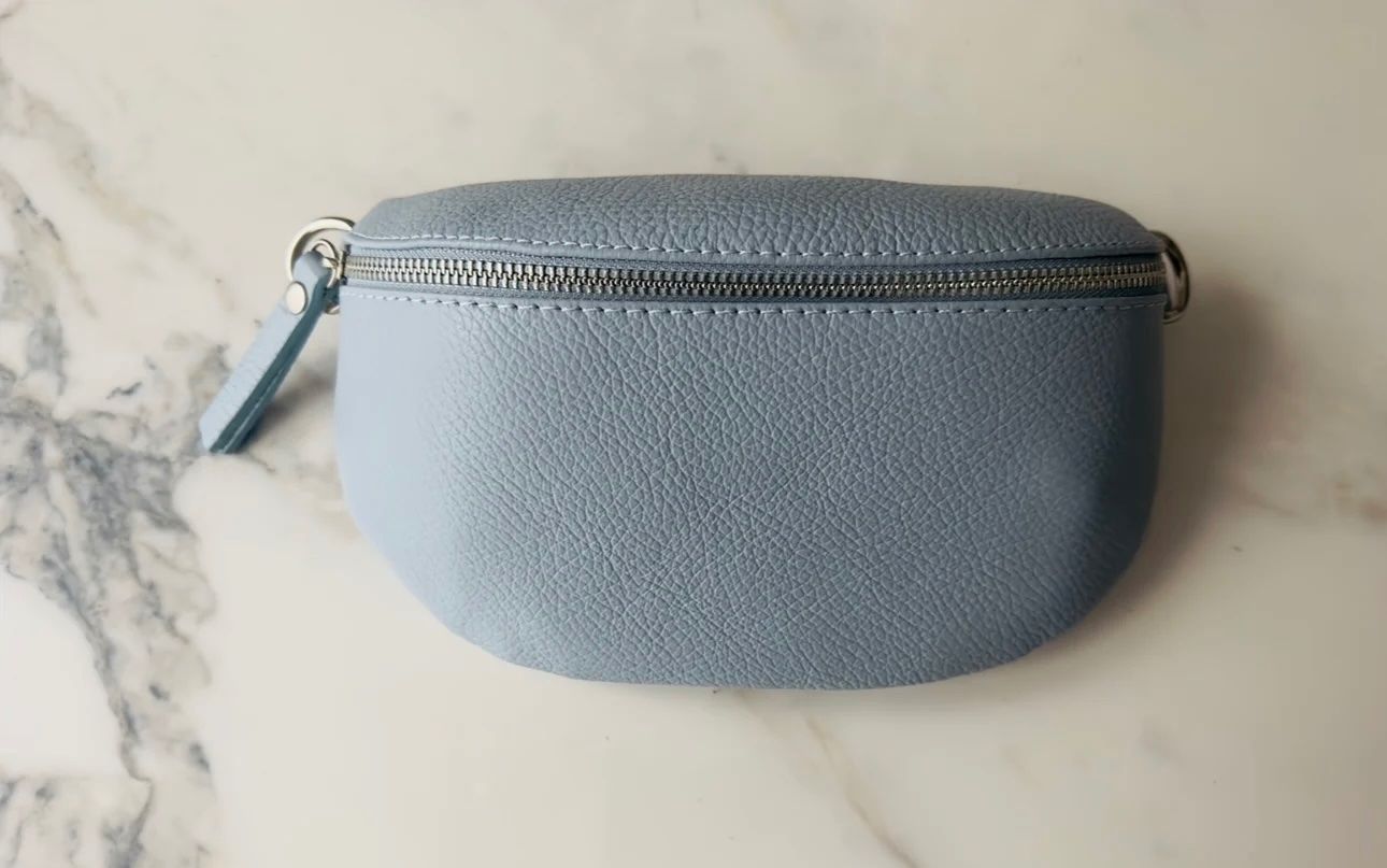 Borse da donna: Umhängetasche midi himmelblau – Nuovo e nell'imballaggio originale da Bülach venduto da leide_29