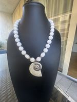 Collier mit weissen Achat und Muschel Anhänger
