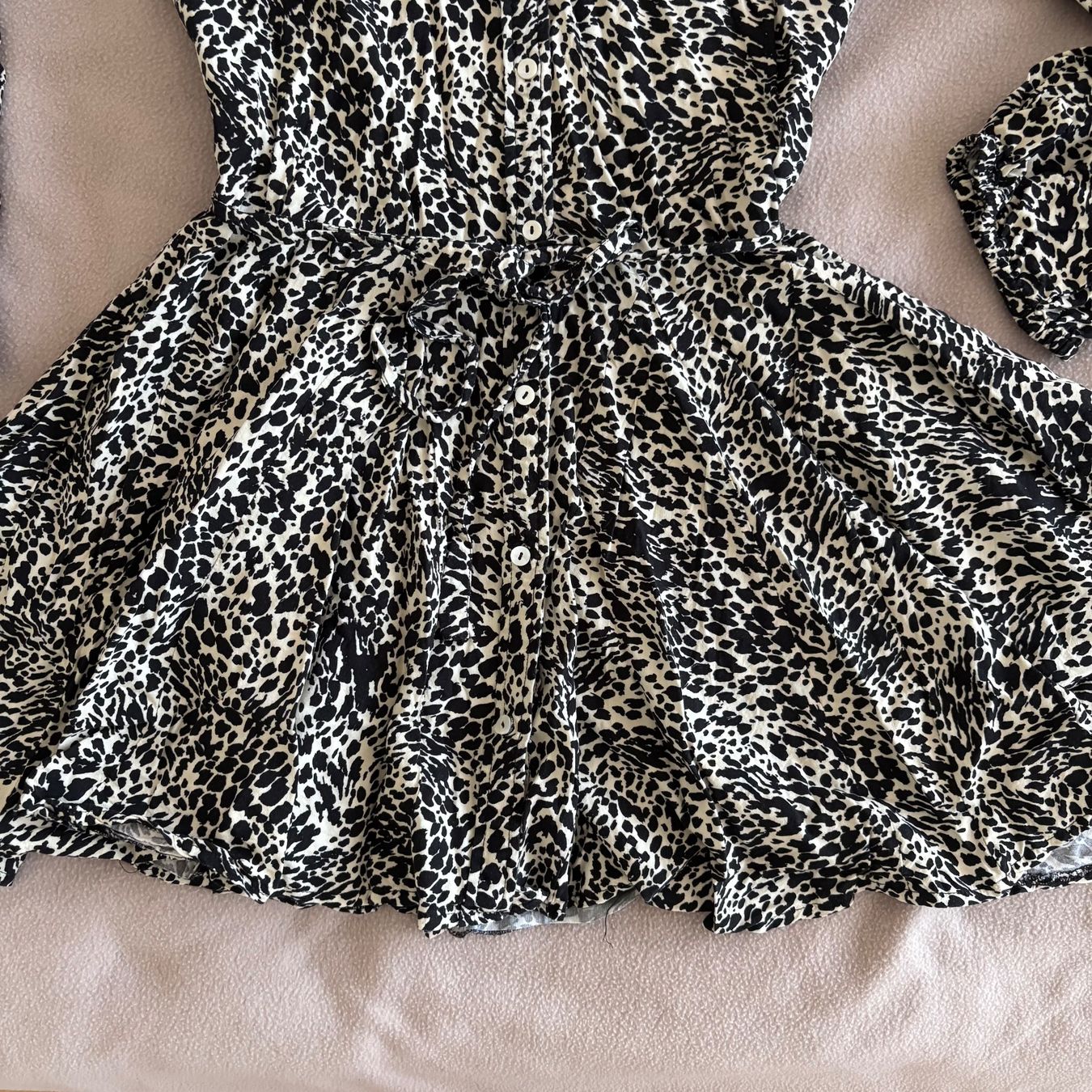 Stradivarius Vestiti: Leopard Print Button-Up Shirt Dress - Perfect for Fall! – Usato da Montreux venduto da m.mlkstn 1