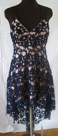 Extravagantes Spitzenkleid mit Cut-Out Muster & Rückenträger