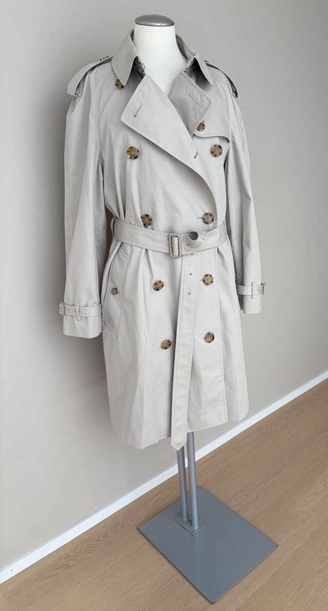 Burberry Cappotti: BURBERRY Trenchcoat Gr.42 NP1800,- – Nuovo (secondo la descrizione) da Degersheim venduto da Starkigel
