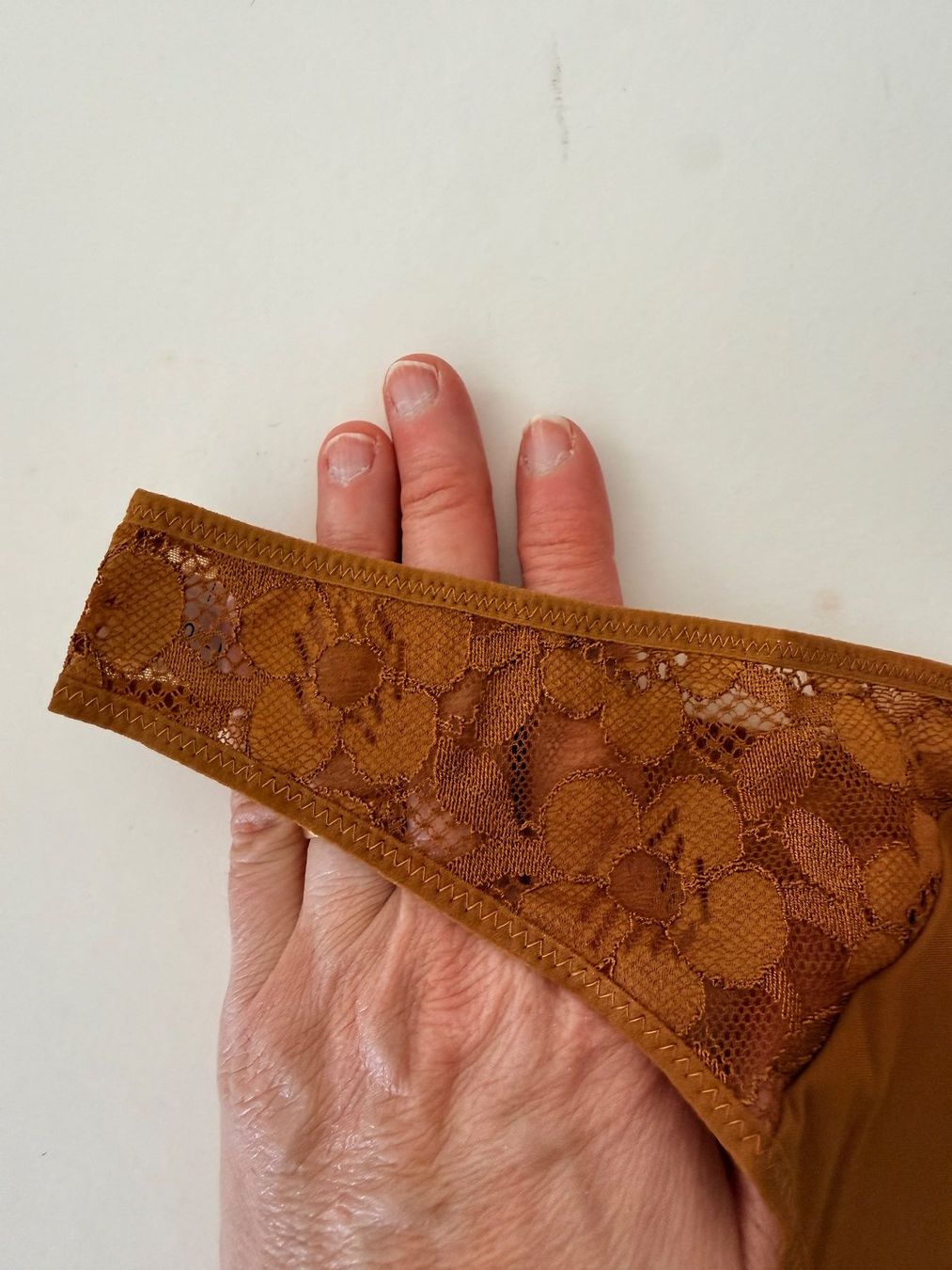 Simone Pérèle Sonstige Unterwäsche: SIMONE PÉRÈLE, String, Grösse 2 (38), Farbe Goldbraun – Neu und originalverpackt aus Rudolfstetten von gst_g7xl 1