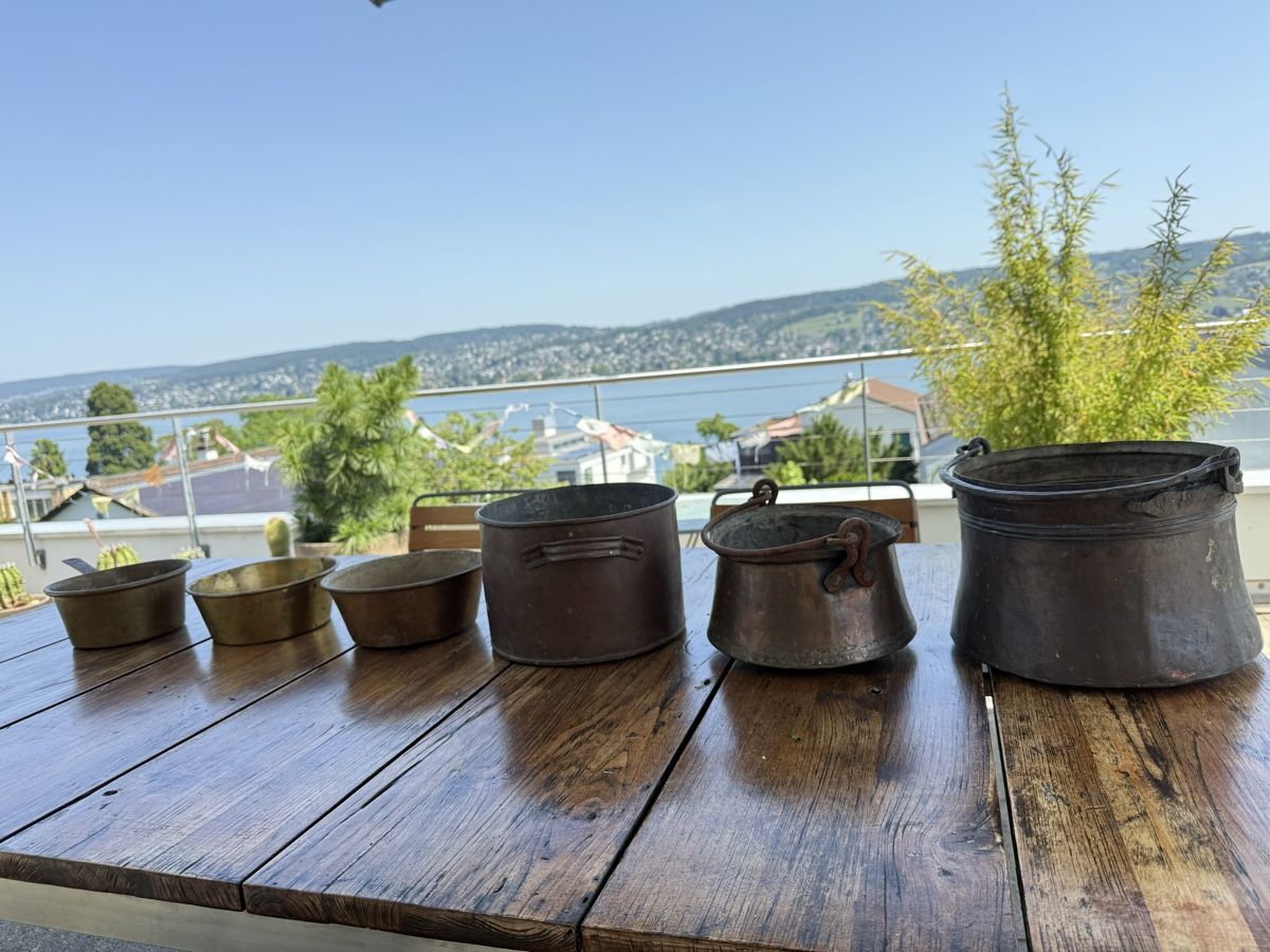 Pentole: 4 Antike Kupferkessel / 2 Messingtöpfe – Usato da Thalwil venduto da gansjeanjacques