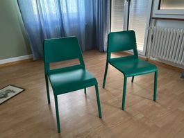 2x  Stühle grün Metall-Kunststoff stapelbar