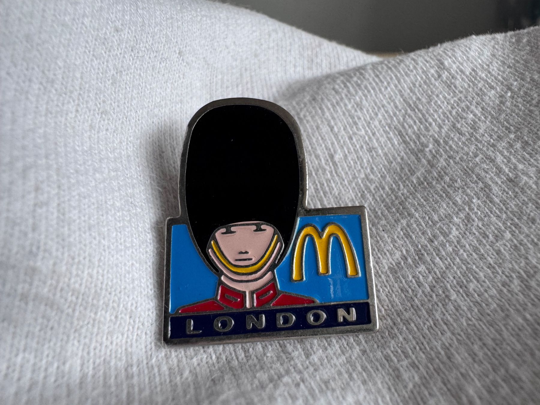 Placchette & Badge: Pins Mc Donald London Pins – Usato da Neuchâtel venduto da _Easy_to_Find_