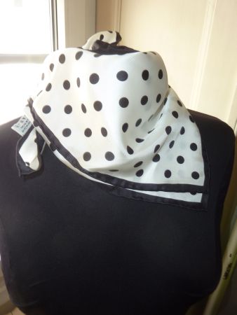 foulard à pois noir et blanc  marque  MADELEINE en soie