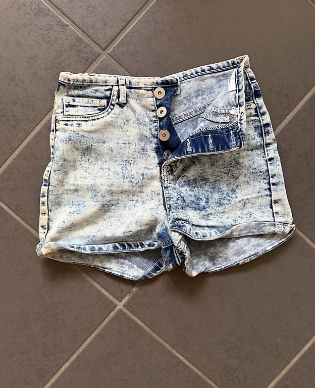 Jeans: HIGH WAIST JEANS-SHORTS XS  – Usato da Affeltrangen venduto da janaleiin
