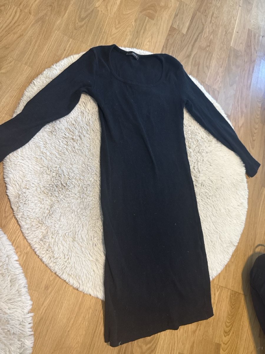 Kleider: Schwarzes enges Kleid langarm – Gebraucht aus Sevelen von Shelly