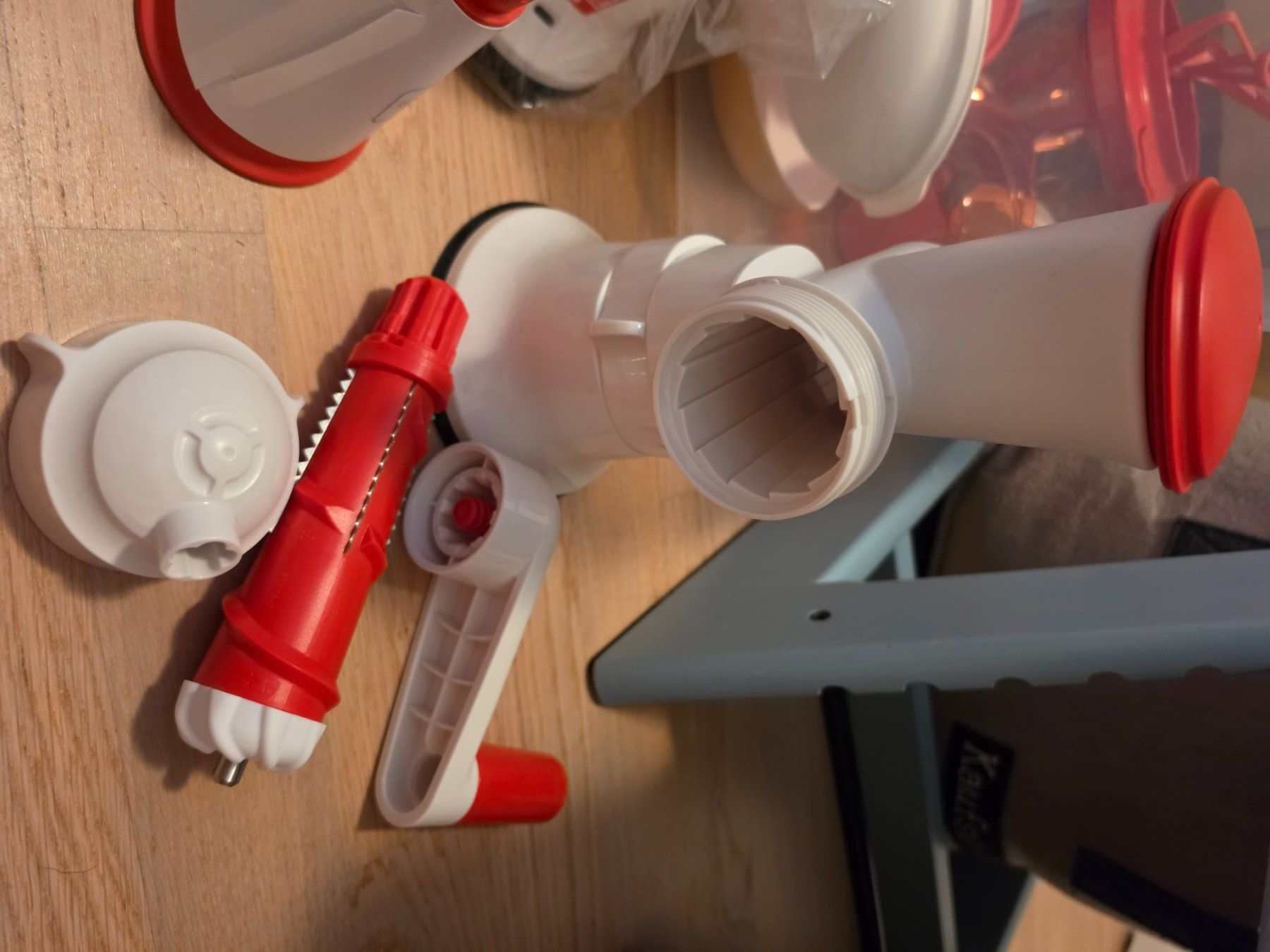 Tupperware Küchengeräte: Tupperware ProfiChef Spiralwerk weiss rot – Gebraucht aus Widnau von iri_7jfb