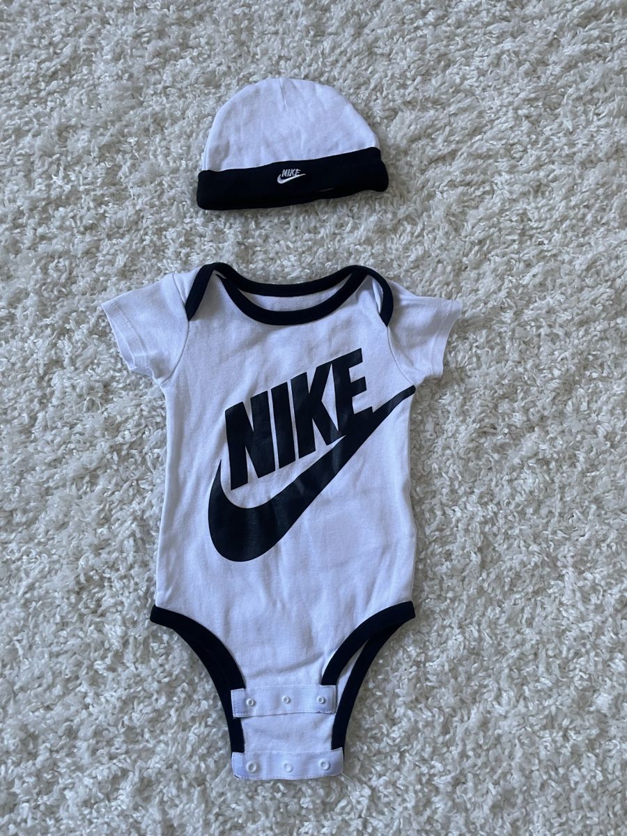 Lotti & Set di vestiti: Ensemble body et bonnet Nike taille 6-12 mois – Nuovo (secondo la descrizione) da Versoix venduto da Pti-pois