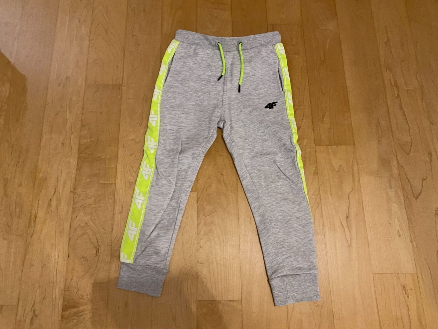 Pantaloni: Sporthose grau von 4F Gr. 128 – Nuovo (secondo la descrizione) da Flawil venduto da savoypremium