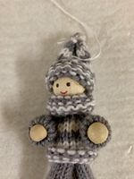 Handgemachter Christbaumschmuck-Zwerg. Mit Schlittschuhen