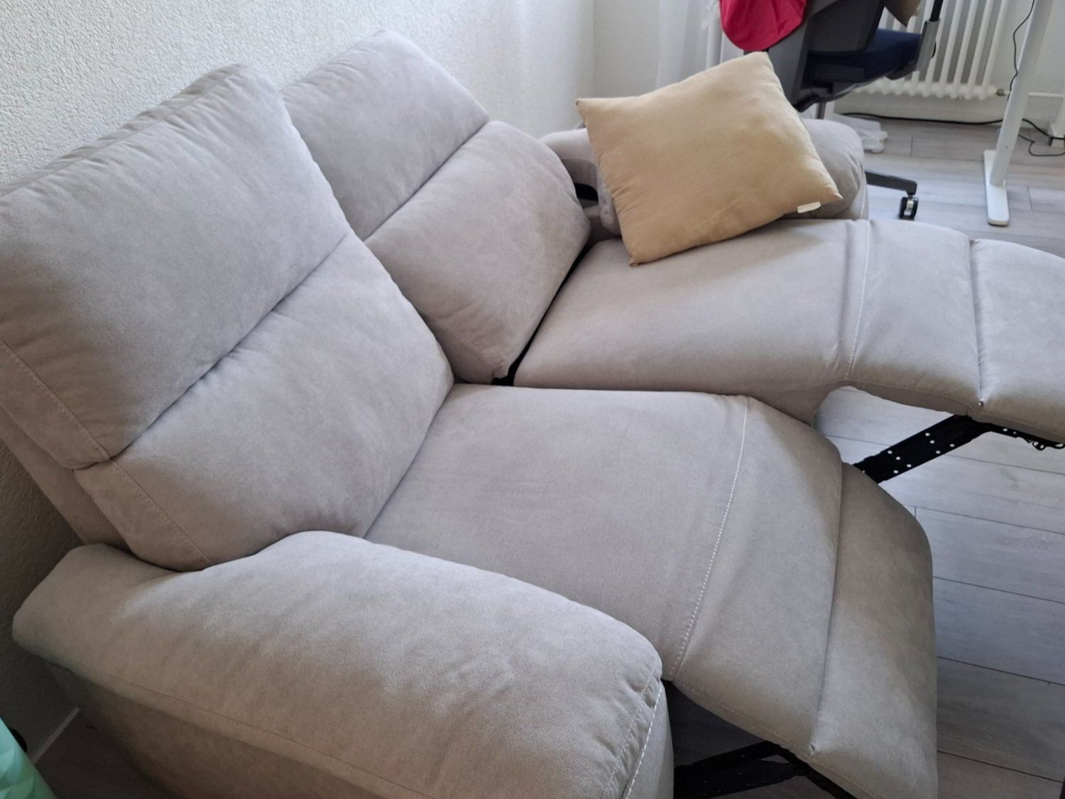 Divani: Gemütliches 2er Sofa mit Relaxfunktion, hellgrau, Top! – Usato da Luzern venduto da liv_6n92 1