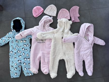 Baby suits and hats bundle sizes 74 and the smallest one 62