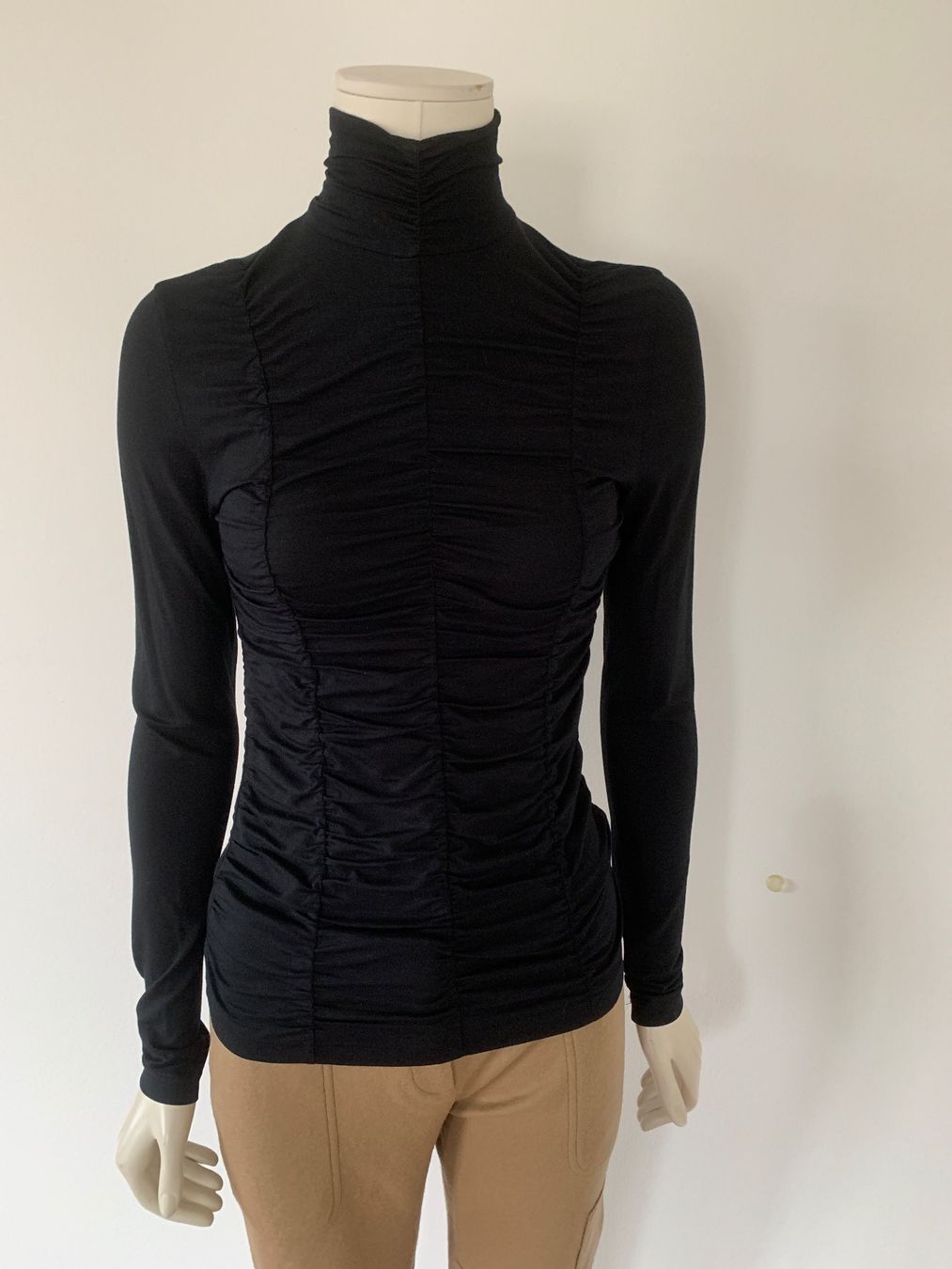 Akris Maglioni & Felpe: AKRIS: Edler schwarzer Rollkragenpullover mit Raffung, 36 – Nuovo (secondo la descrizione) da Luzern venduto da designluzern 3