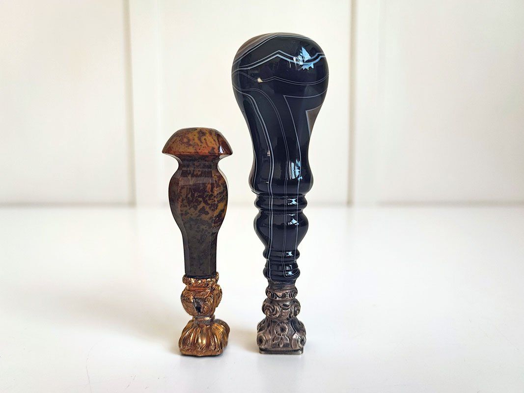 Stempel: Zwei Petschaften mit Schaft aus Stein – Gebraucht aus Zuerich von Antiquarium