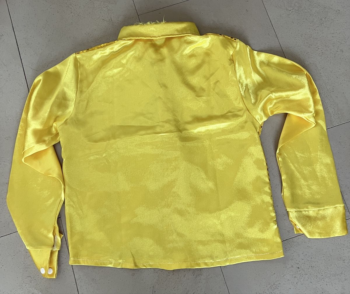 Costumi: Glänzendes Fasnachtshemd, gelb – Usato da Büttikon AG venduto da Jahacymipa.01 1