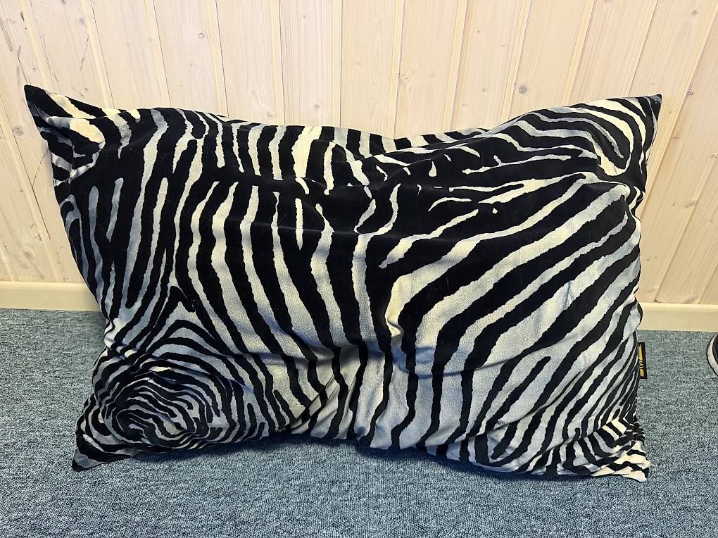 Bretz Cuscini: Bretz Zebra Kissen – Usato da Oberdorf BL venduto da Aschaeublin 1