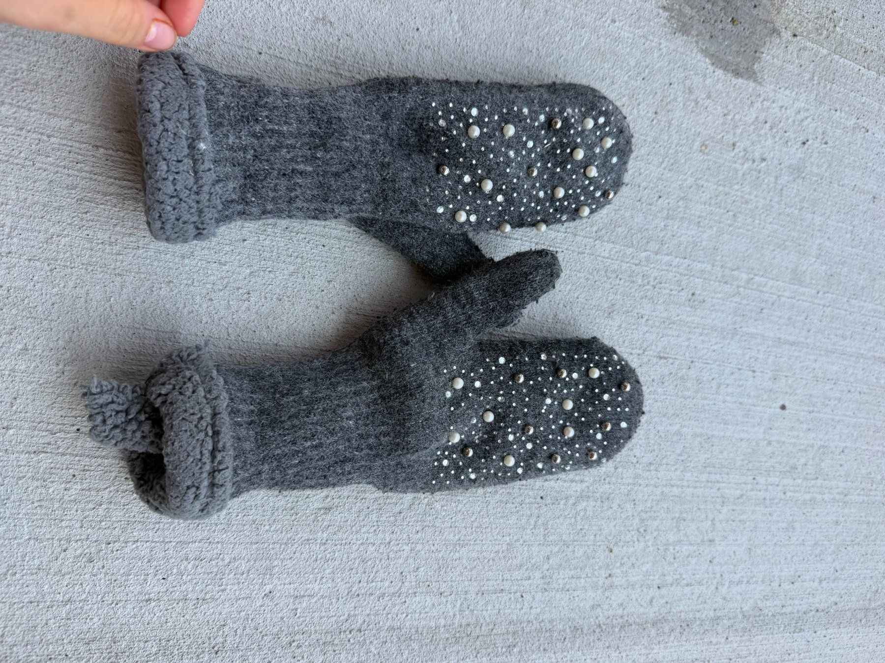 Gants & mitaines : Handschuhe Filz dunkelgrau mit Perlen – D'occasion à Riehen par ann_76jw