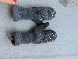 Handschuhe Filz dunkelgrau mit Perlen