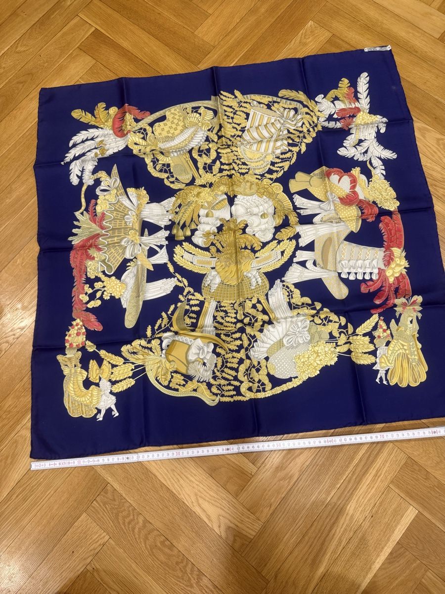 Hermès Foulard & Sciarpe: Hermes Seidenschal Dunkelblau mit Gold-Muster - – Nuovo (secondo la descrizione) da Basel venduto da ich-verkauf-dir-was 6