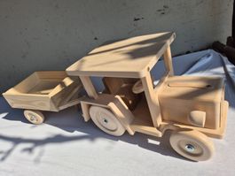 Holzspielzeug Traktor mit Anhänger, robust und schön!