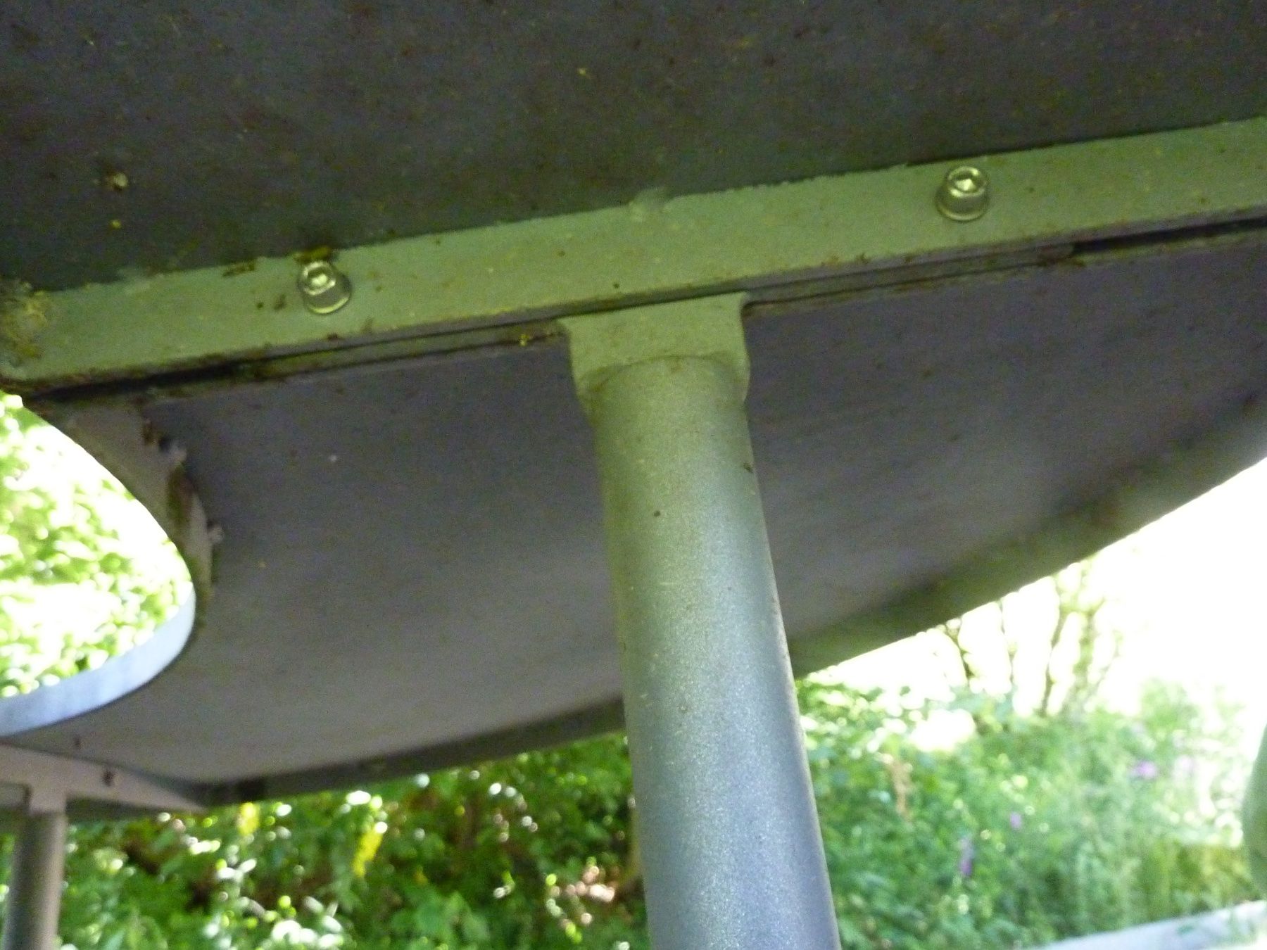 Tavoli: Table de jardin autour d'un arbre – Usato da lommiswil venduto da Dbud 5