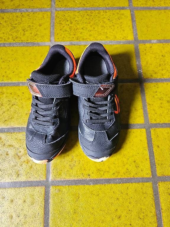 Decathlon Scarpe per ragazzi: Hallenschuhe EU Grösse 33 – Usato da Bäretswil venduto da sia_cp8q