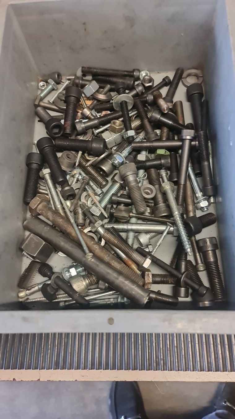 Tutti gli attrezzi: verschiedene Metallschrauben – Usato da Egerkingen venduto da ogi3131 1