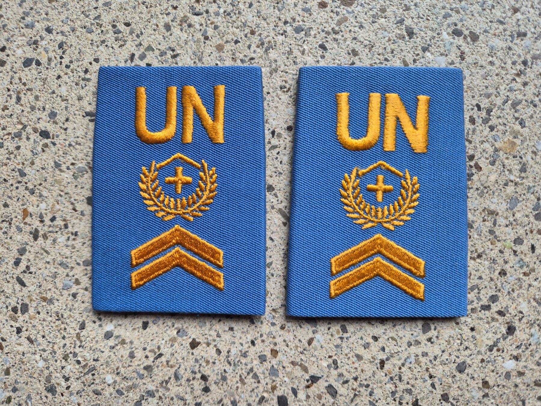Schweizer Armee Placchette & Badge: Gradabzeichen Patten Set Feldweibel UN – Nuovo e nell'imballaggio originale da Riedholz venduto da fr_sIruP