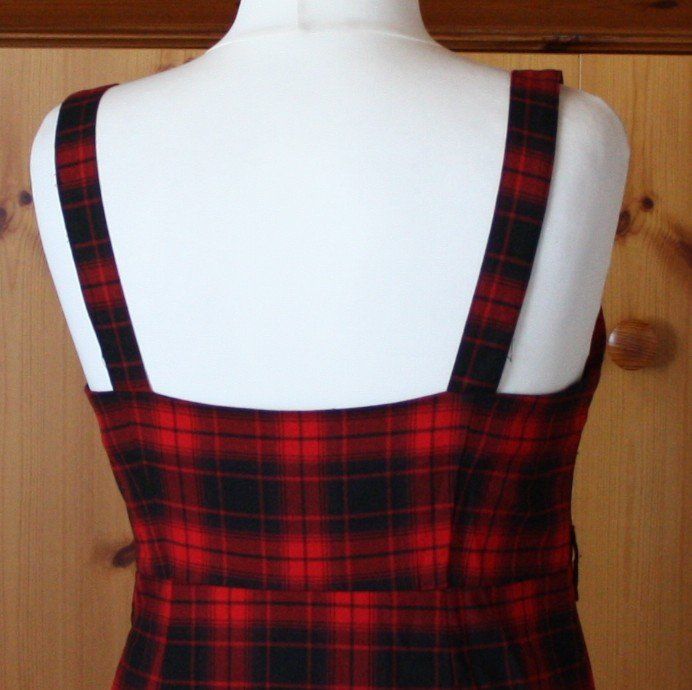Vestiti: Trägerkleid DIVIDED rot-schwarz Gr. 46 NEU – Nuovo (secondo la descrizione) da Flüelen venduto da Diversicum-Curvy 7