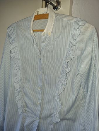 Bluse hellblau mit Volants